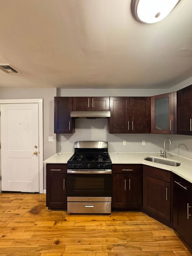 296 Hawthorne Ave, Unit 1 in Yonkers, NY - Foto de edificio - Building Photo