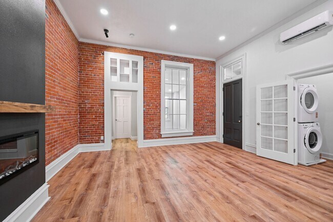 105 E Bremer Ave in Waverly, IA - Building Photo - Building Photo