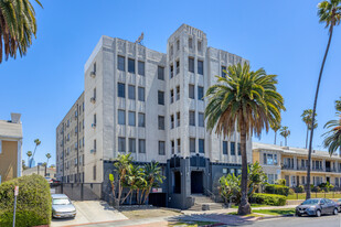 Crestwood Tower Apartments in Los Angeles, CA - Building Photo