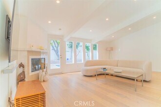 5179 Canoga Ave in Los Angeles, CA - Building Photo - Building Photo