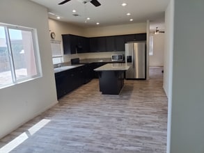 1373 Manor Ave in Hanford, CA - Building Photo - Building Photo