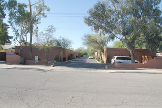 1701-1711 E Hedrick Dr in Tucson, AZ - Building Photo - Building Photo