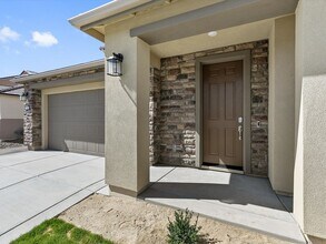 2264 Great Blfs Ln in Sparks, NV - Building Photo - Building Photo