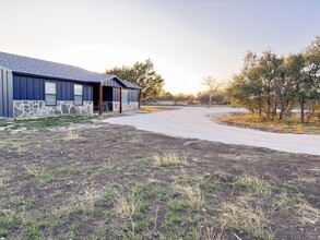 374 Red Byrd Ln in Pipe Creek, TX - Building Photo - Building Photo