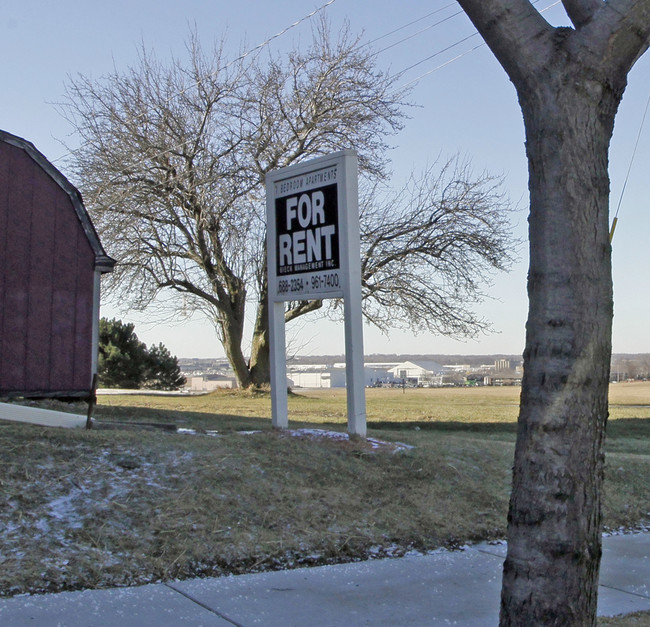 4451 S Whitnall Ave in St. Francis, WI - Foto de edificio - Building Photo