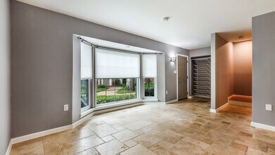 12615 Huntingwick Dr in Houston, TX - Building Photo - Building Photo
