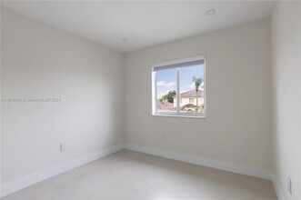 8713 SW 214th St in Cutler Bay, FL - Foto de edificio - Building Photo