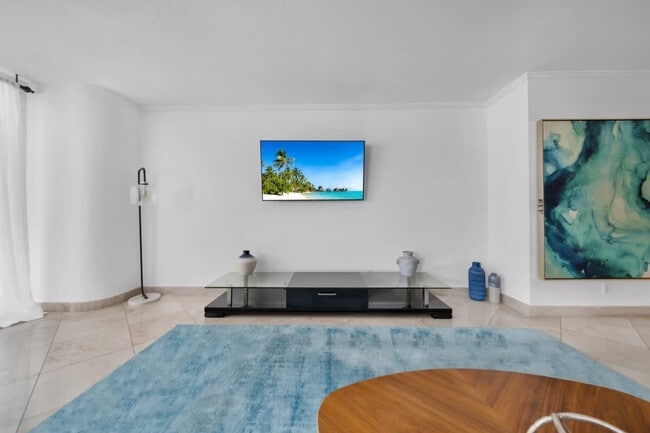 1717 N Bayshore Dr in Miami, FL - Building Photo - Building Photo