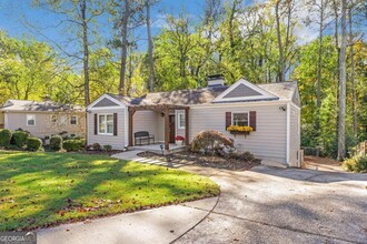 1403 Lavista Rd NE in Atlanta, GA - Foto de edificio - Building Photo