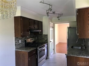 10 Dogwood Dr in Edison, NJ - Building Photo - Building Photo