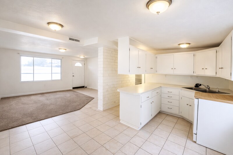 13413 Minuteman Dr in Draper, UT - Building Photo