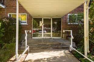 425 Bourke Av in Dorval, QC - Building Photo