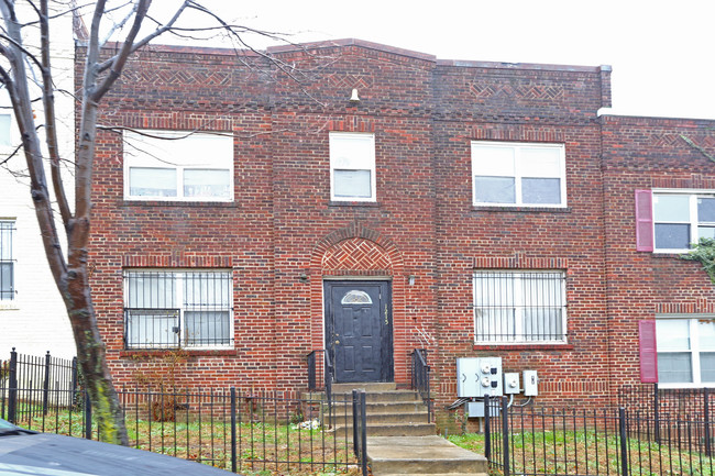 1215 Holbrook Ter NE in Washington, DC - Building Photo - Building Photo