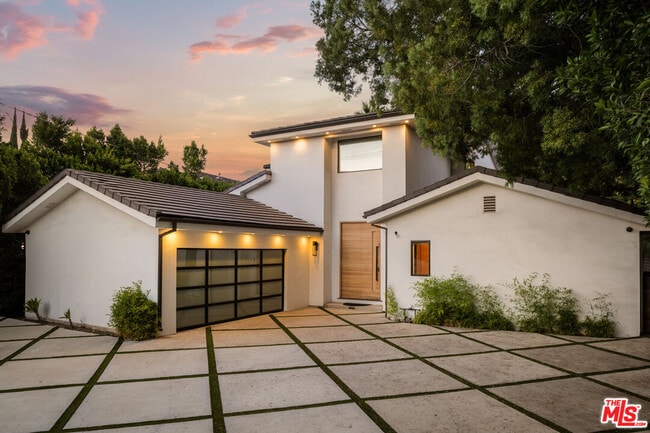property at 5062 Woodley Ave