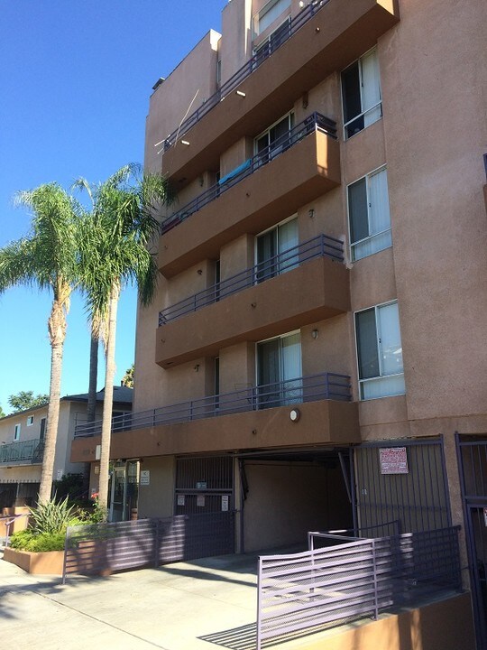 6510 La Mirada Ave in Los Angeles, CA - Building Photo