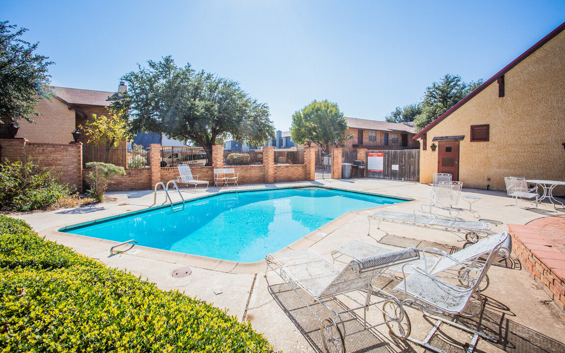 Whispering Oaks Apartments in Midland, TX - Foto de edificio