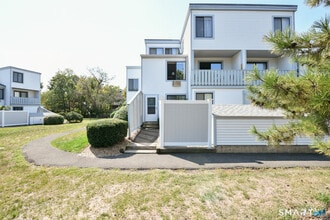 2 Hamre Ln in Branford, CT - Building Photo - Building Photo