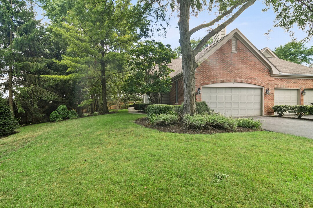 2040 Trent Ct in Glenview, IL - Building Photo