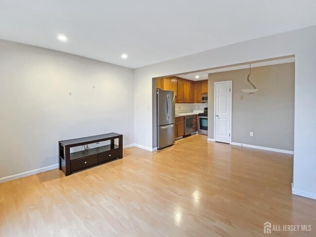 3910 Birchwood Ct in North Brunswick, NJ - Building Photo - Building Photo
