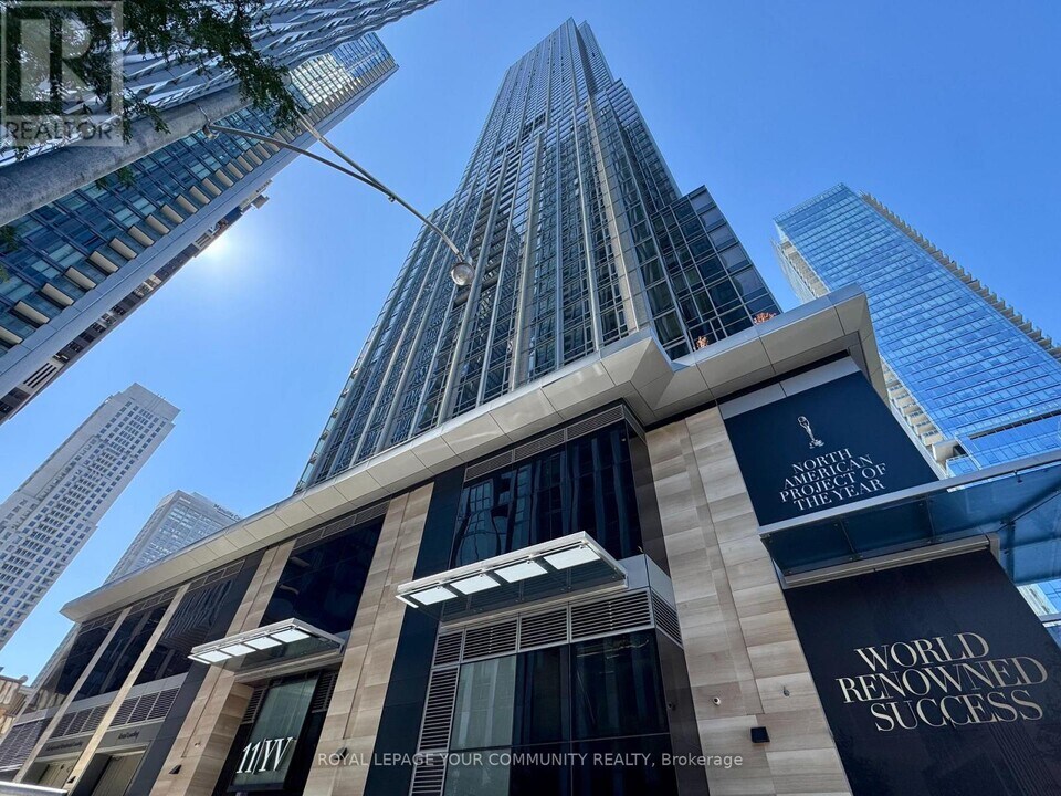 11 Yorkville Ave in Toronto, ON - Building Photo