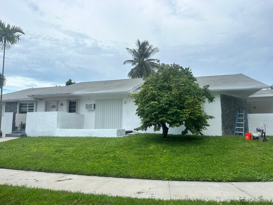 20456 SW 92nd Ct in Cutler Bay, FL - Building Photo