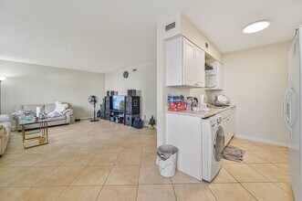 4633 Bayshore Dr in Naples, FL - Building Photo - Building Photo