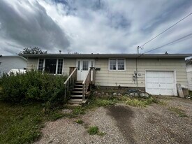 8720-892a 92a St in Fort St John, BC - Building Photo