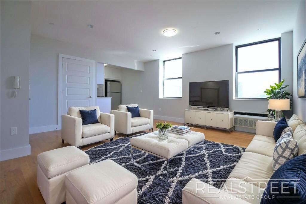 LUXURY 3 BR in Queens! in Queens, NY - Building Photo