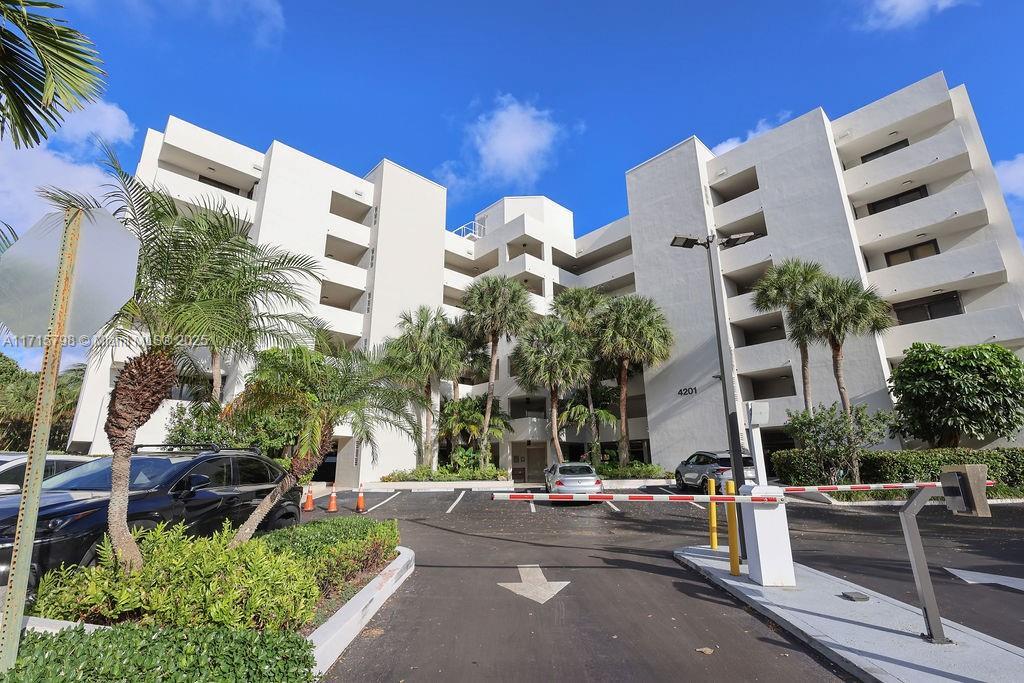 4201 N Ocean Dr in Hollywood, FL - Building Photo