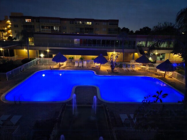 404 NW 68th Ave in Plantation, FL - Foto de edificio - Building Photo