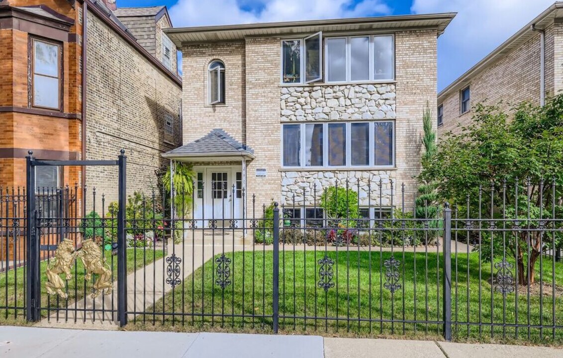 2550 W Winnemac Ave, Unit 1 in Chicago, IL - Building Photo