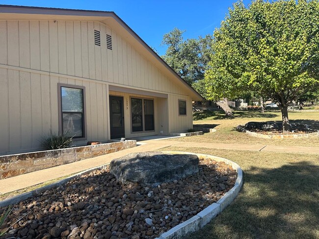 1900 West Ln in Kerrville, TX - Building Photo - Building Photo