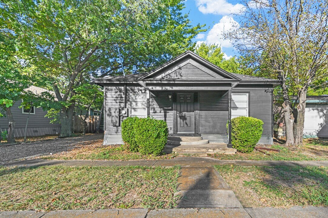 1313 N College St in McKinney, TX - Building Photo