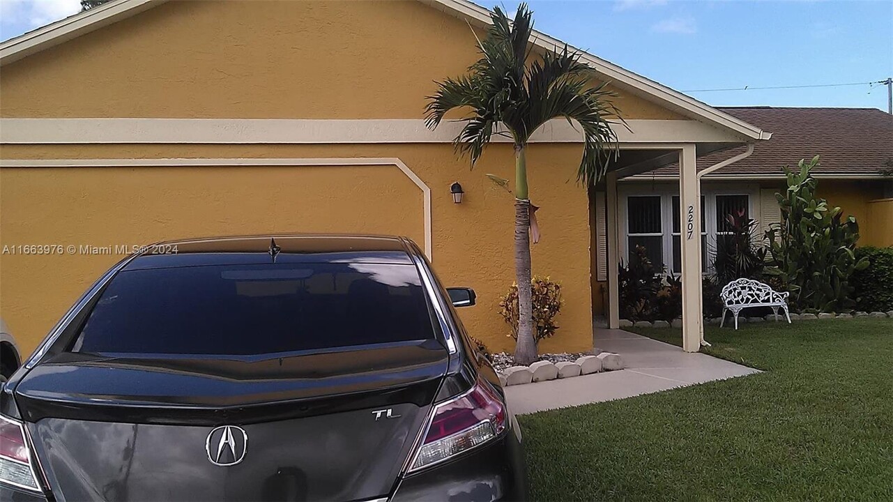 2207 SW Haycraft Cir-Unit -2207 in Port St. Lucie, FL - Foto de edificio