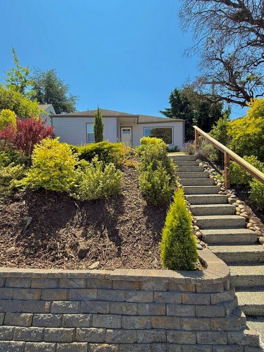5901 S Roxbury St in Seattle, WA - Building Photo