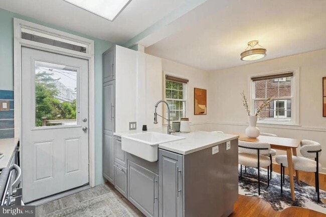 property at 304 S Glebe Rd