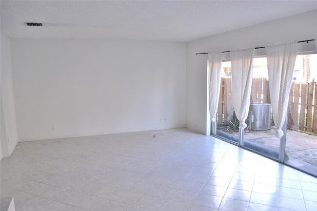 8237 NW 8th Ct in Plantation, FL - Building Photo - Building Photo