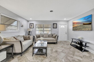 4901 NW 27th Way in Fort Lauderdale, FL - Building Photo - Building Photo