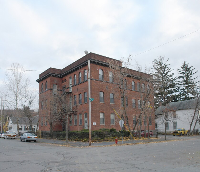 432 4th Ave in Troy, NY - Building Photo