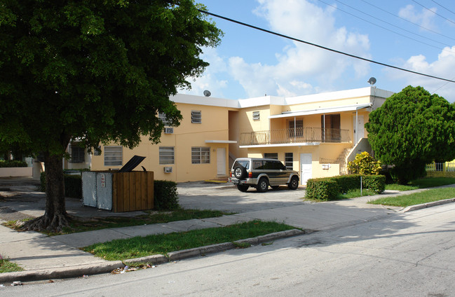 Cortina Apartments in Miami, FL - Building Photo - Building Photo