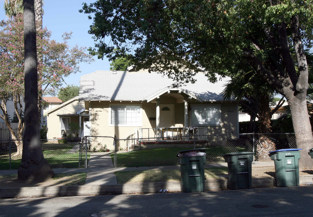 439-443 N Holliston Ave in Pasadena, CA - Building Photo