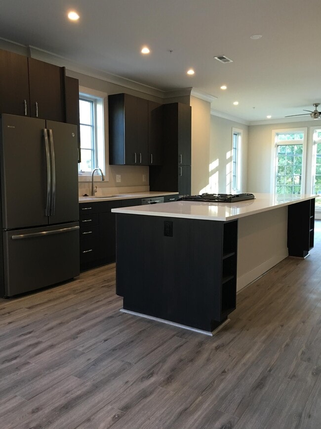 property at 918 N Buchanan St