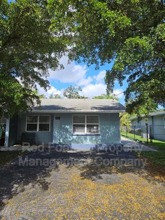 3341 Edgewood Ave in Ft. Myers, FL - Building Photo