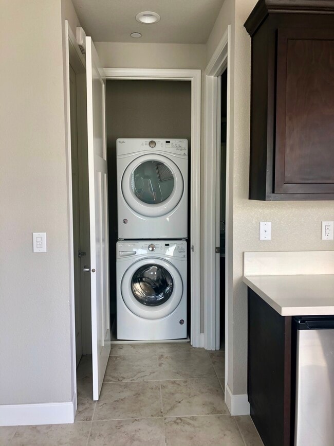 919 Perennial Ter, Unit 919 in Davis, CA - Building Photo - Building Photo