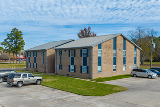 Thomas Manor Apartments in Crosby, TX - Foto de edificio - Building Photo