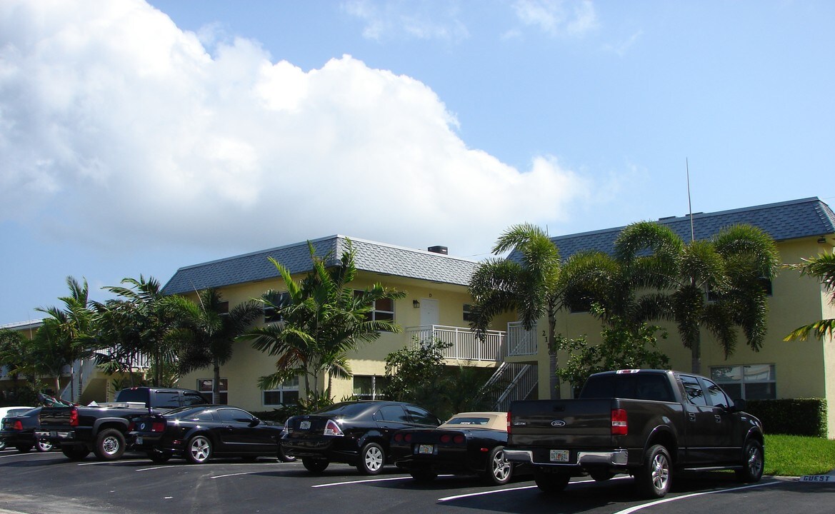 2120 NE 42nd Ct in Lighthouse Point, FL - Foto de edificio