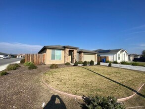 1318 Four Peaks St in Bakersfield, CA - Building Photo - Building Photo
