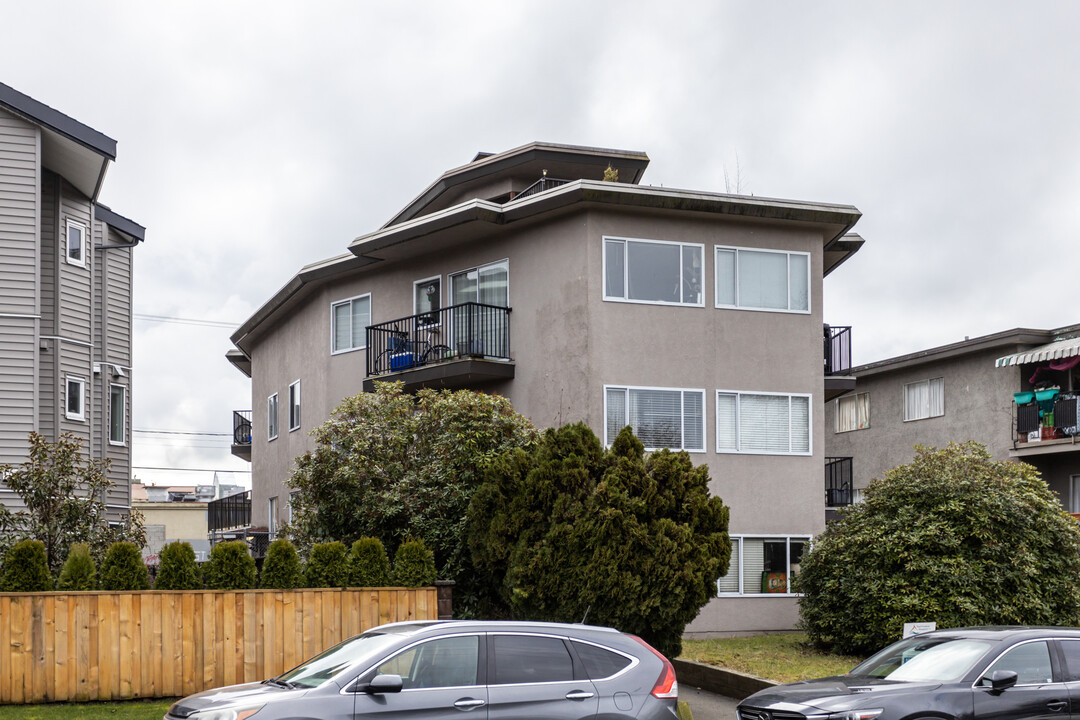 Garden Apartments in Vancouver, BC - Building Photo