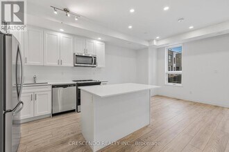 22 Lytham Grn Cir in Newmarket, ON - Building Photo - Building Photo