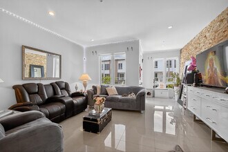 10225 NW 63rd Terrace in Doral, FL - Building Photo - Building Photo